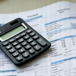 Ein Taschenrechner und ein Steuerformular als Symbol für die Steuerberatung.